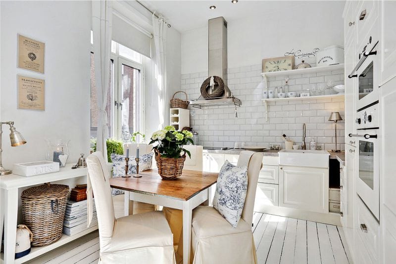 Fehér függönyök a konyha belsejében Provence stílusában
