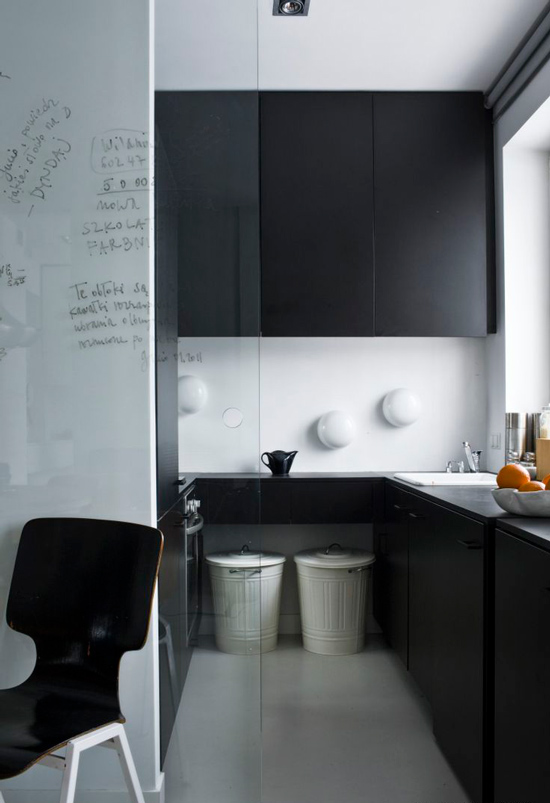 Kis fekete -fehér konyha a minimalizmus stílusában