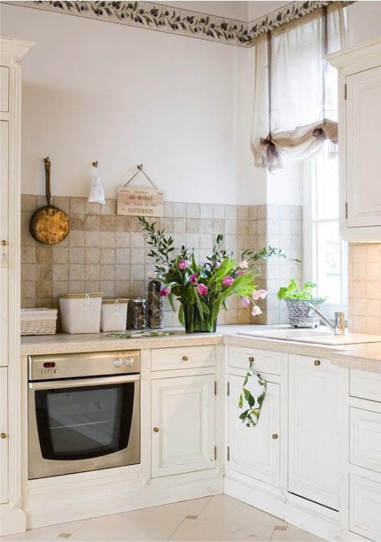 Bucătărie mică albă în stil Provence
