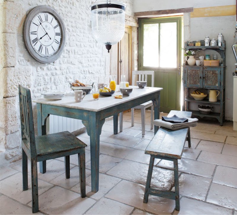 Interior de bucătărie în stil Provence, cu ceas pe perete