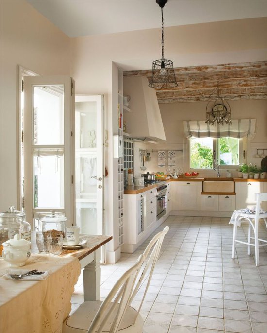 Bucătărie în stil Provence într-o casă la țară