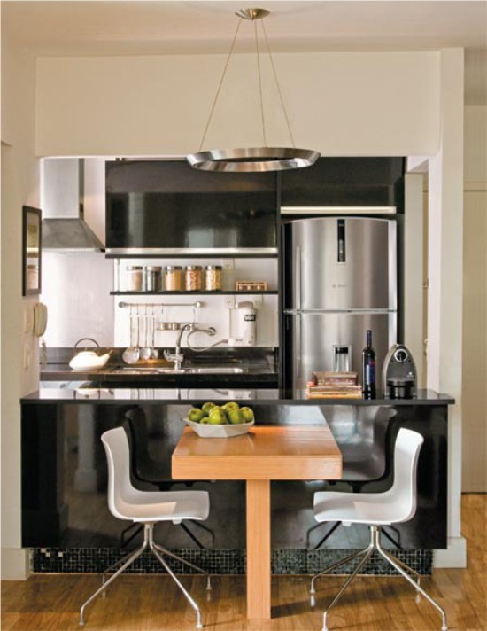 High-tech étkezőasztal egy kis konyhában-nappaliban