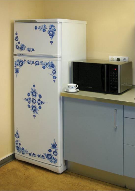 Decoupage af et køleskab i Gzhel -stil
