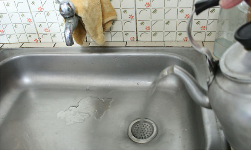 Kokande vatten från en blockering i diskbänken