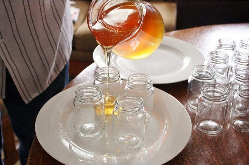 Förvara honung i glasburkar