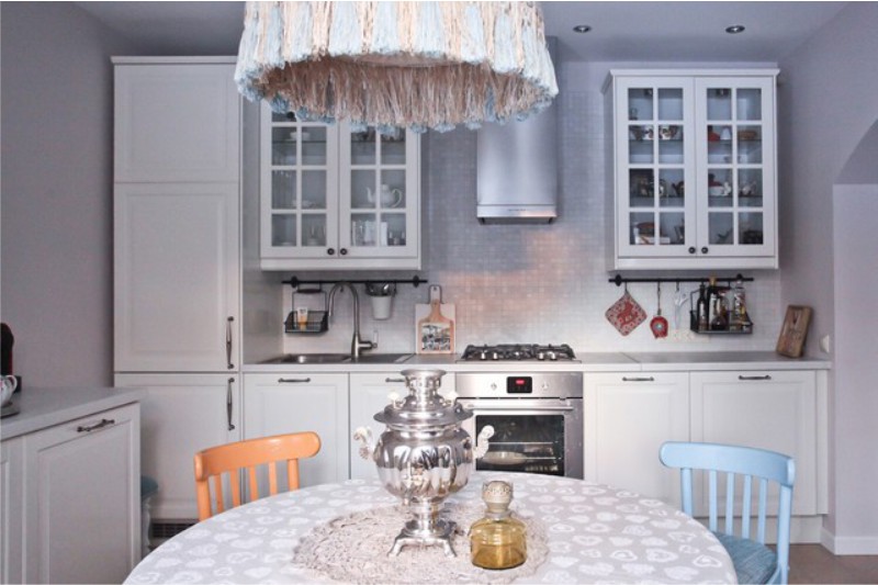 Εσωτερικό κουζίνας με χρωματιστές πινελιές και ουδέτερη βάση