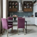 Κουζίνα σε στιλ σοφίτας με καρέκλες σε μοβ ταπετσαρία