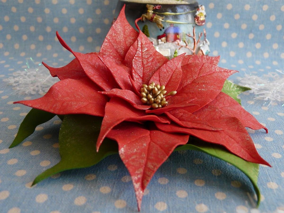 Foamiran julstjärna är ett lämpligt dekorativt element för heminredning till jul
