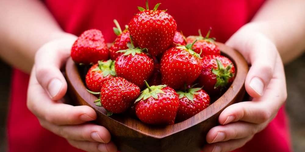 Till pajen är det lämpligt att välja stora och mogna jordgubbar.