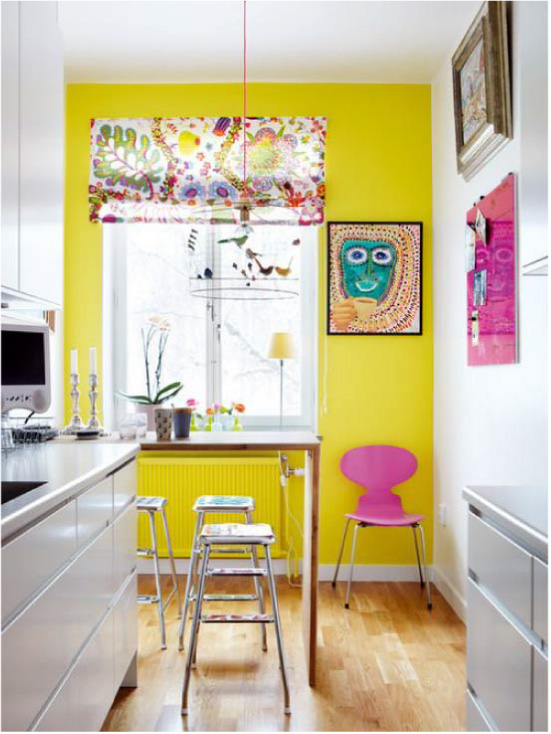 Vitt kök med gul vägg