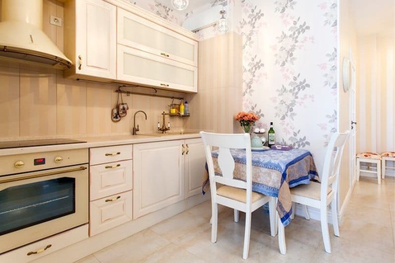 Háttérkép egy fehér kis konyha belsejében, klasszikus stílusban