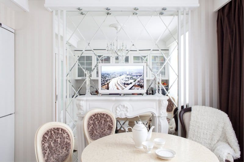 Háttérkép egy fehér kis konyha belsejében, klasszikus stílusban