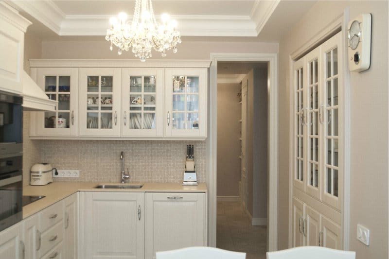 Fehér konyha bézs falakkal, klasszikus stílusban