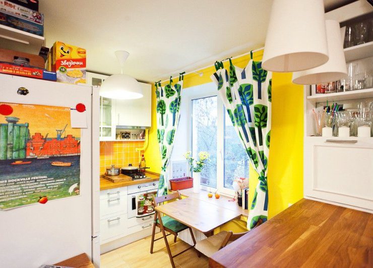 Køkken med gul væg