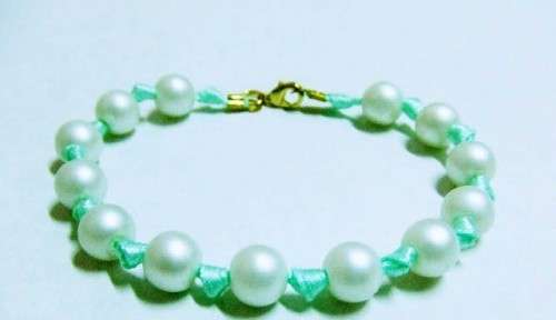 Comment faire un bracelet à partir de rubans et de perles
