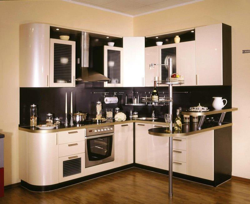 Elementele laterale ale bucătăriei din colț pot fi de diferite dimensiuni și forme.