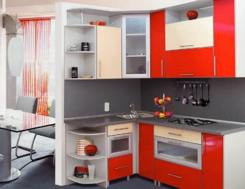 Într-o bucătărie compactă de colț, este foarte posibil să plasați tot ce aveți nevoie