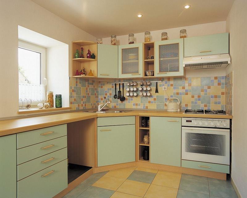 האריח יכול לכסות את כל קירות המטבח, או רק את הסינר של אזור העבודה