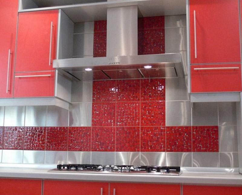 Pardoseala cu gresie este cea mai practică soluție pentru decorarea pereților din bucătărie.