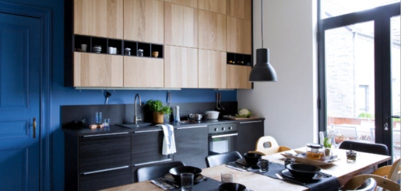 Sininen ja musta väri keittiön sisätiloissa