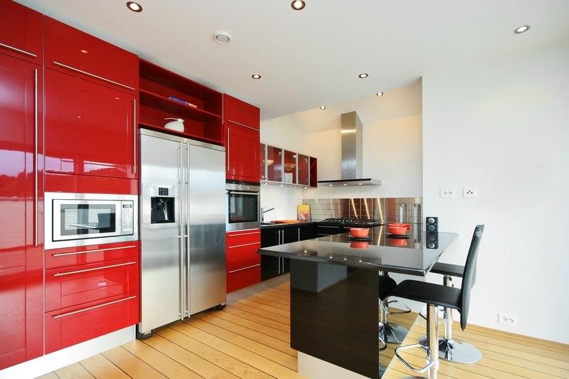 Pentru o bucătărie cu mobilier luminos, tapetul într-o culoare neutră este cel mai bun.