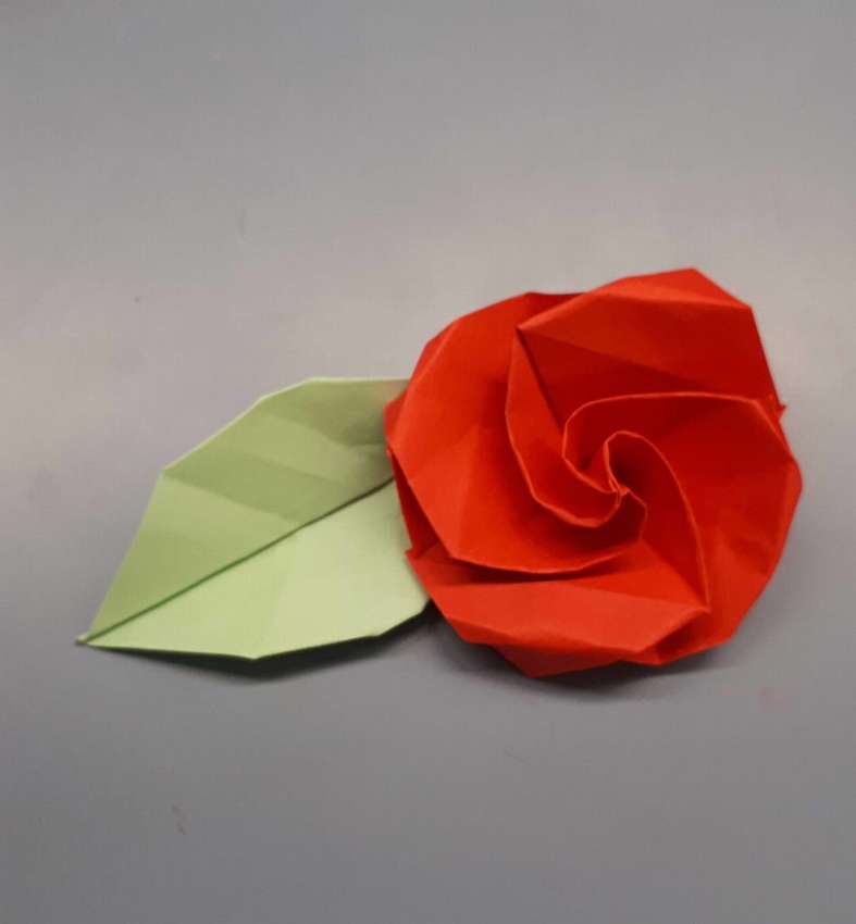 jednostavan cvijet od origami papira