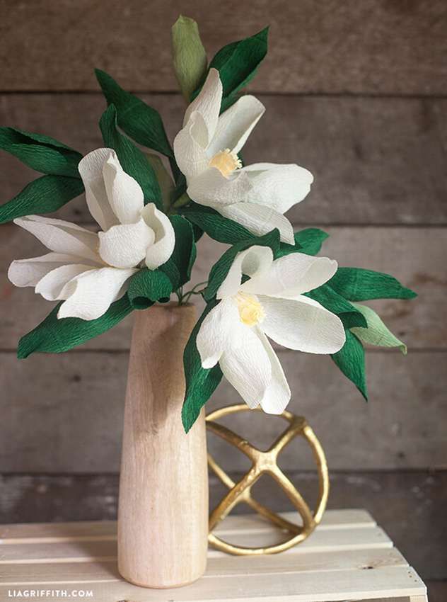 bijeli cvijet magnolije od valovitog papira