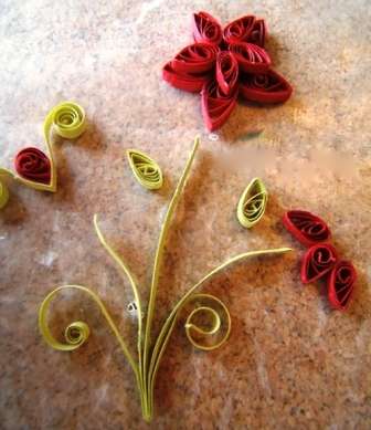 Neotvorene pupoljke možete napraviti od papira iste boje kao i ruža. Zalijepite cvijeće i stabljike na kartonsku podlogu i napravite lijepu ploču ili razglednicu.