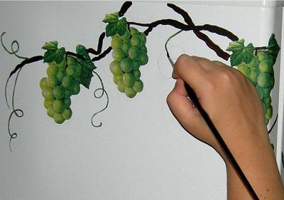 Ei ole mikään salaisuus, että vihreä väri voi merkittävästi monipuolistaa sisustusta, ja piirretyt viinirypäleet vain vahvistavat tätä vaikutusta.