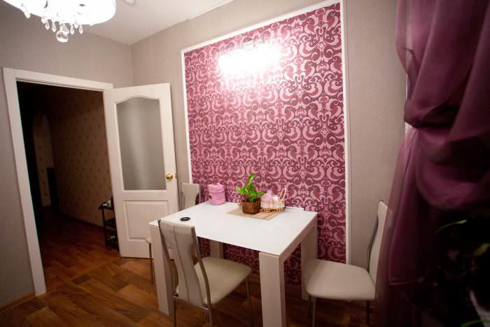 Aby stena v kuchyni nebola nudná, použite tapetu s rôznymi textúrami alebo dokonca vzormi.