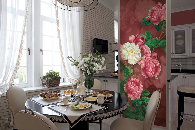Seinien maalaus keittiön sisätiloissa kukilla