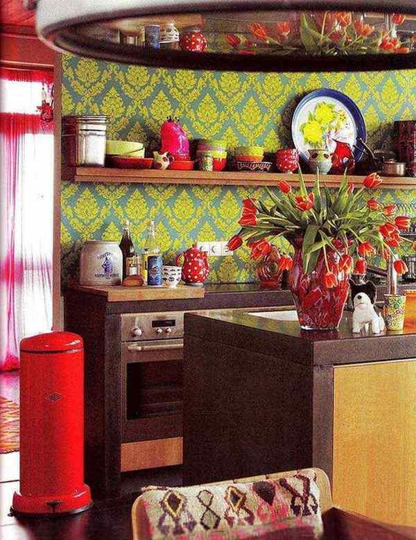 אלמנטים דקורטיביים על הקירות והתקרה יכולים לשנות באופן קיצוני את מראה המטבח