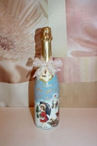 Premazani rad akrilnim lakom pretvara bocu šampanjca u prekrasan dar