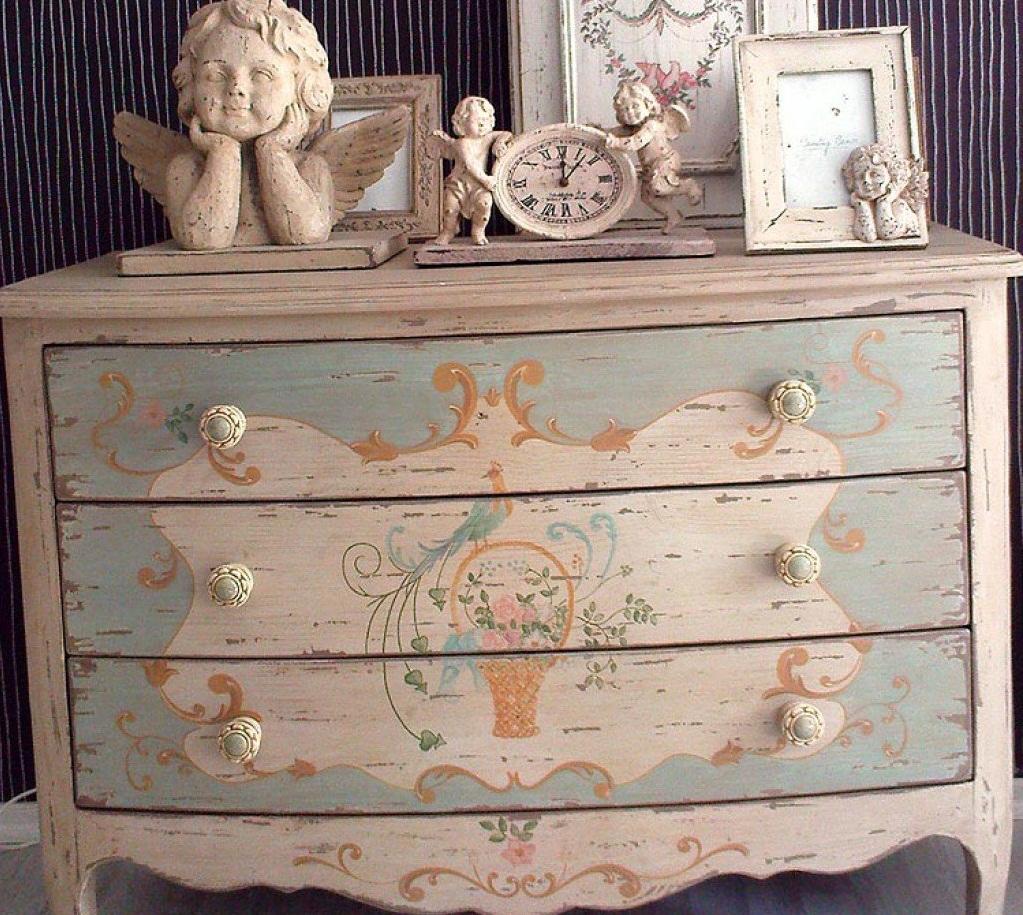 Möbler dekorerade med decoupage -teknik med antikens effekt kommer att passa bra in i en inredning i Provence -stil