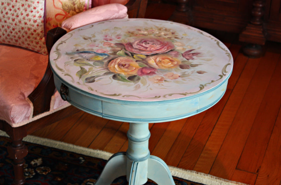 En ritning för gamla decoupage -möbler bör väljas utifrån stilen i rummet där den ska placeras