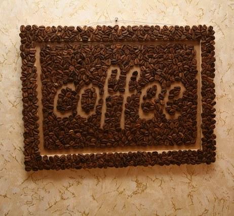 O imagine cu boabe de cafea este cel mai rafinat decor al bucătăriei.