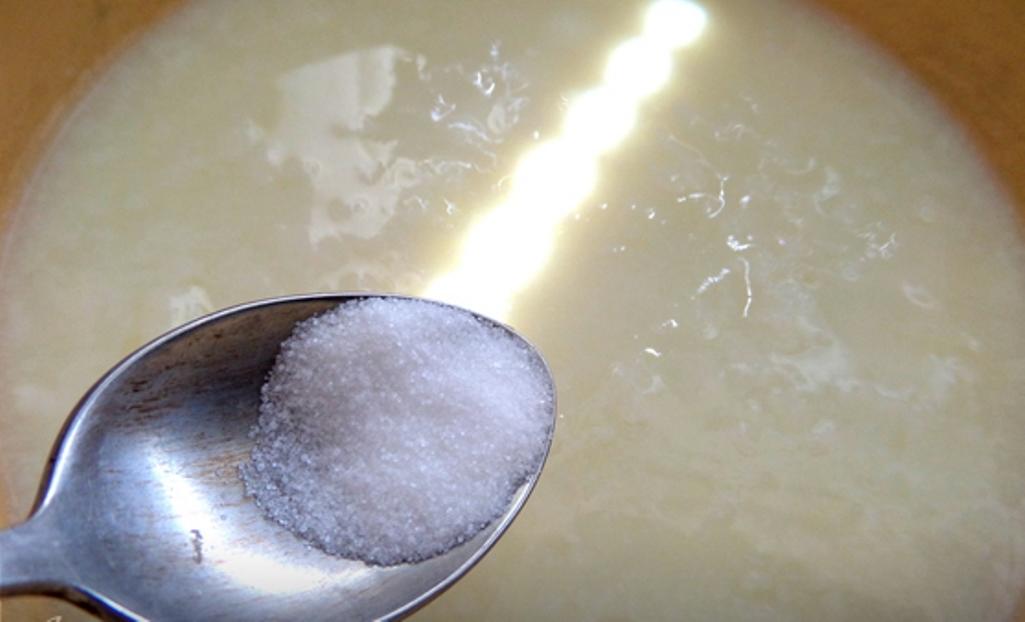 Tillsätt salt och lite socker till kefir vid rumstemperatur