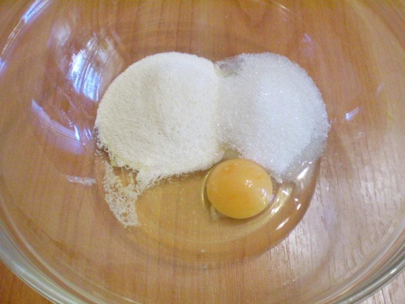 Kaada manna, sokeri ja muna pieneen astiaan