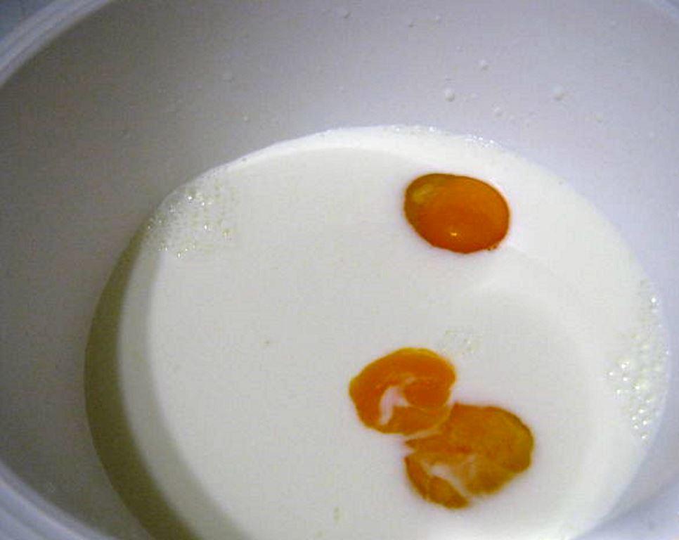 מוסיפים ביצים למיכל עם חלב