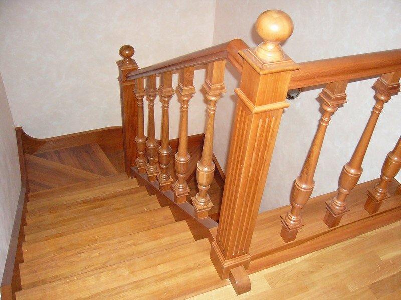 Maalaistalon portaiden valmistukseen asiantuntijat suosittelevat pyökkiä tai tammea