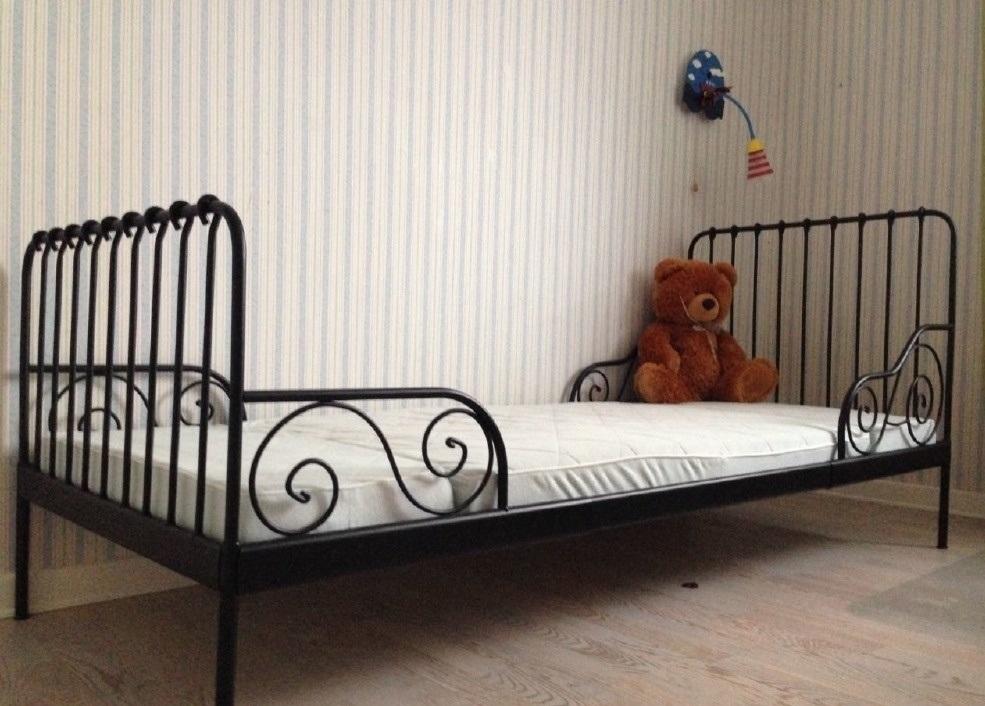 Foarte frumos și confortabil este patul din fier forjat Ikea, care este potrivit pentru copiii peste 6 ani.