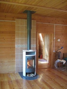 cheminée dans une maison en bois