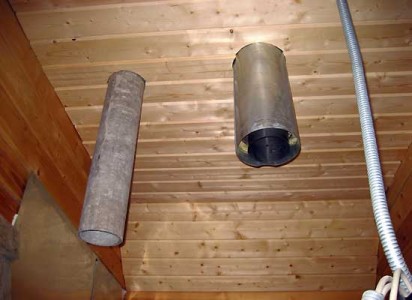 tuyaux de cheminée dans une maison en bois