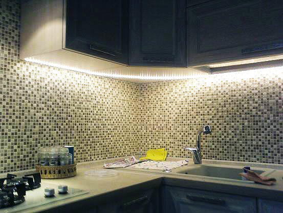 LED -remsor i köket kommer att vara det perfekta komplementet till dess design