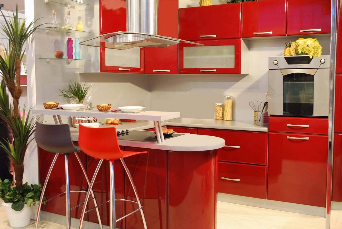 Vanligtvis kan ett kök i röda och vita färger säga om ägaren att han har en ganska kreativ och djärv karaktär.