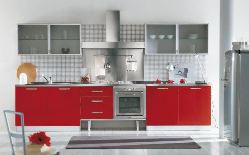 Köket i röda och vita toner ser ut: å ena sidan - traditionellt och återhållsamt, å andra sidan - ljust och festligt