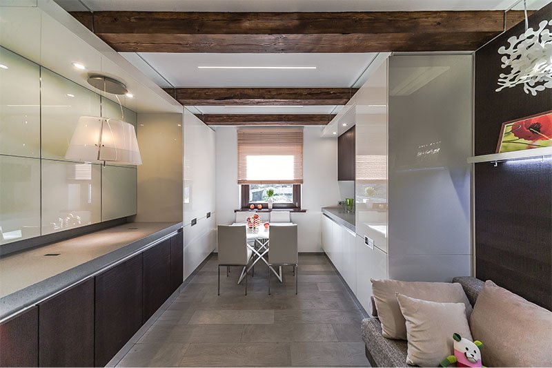 Det parallelle layout af køkken-stuen er 16 kvm. m