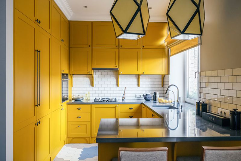 Κουζίνα-σαλόνι σε κίτρινους και μπλε τόνους