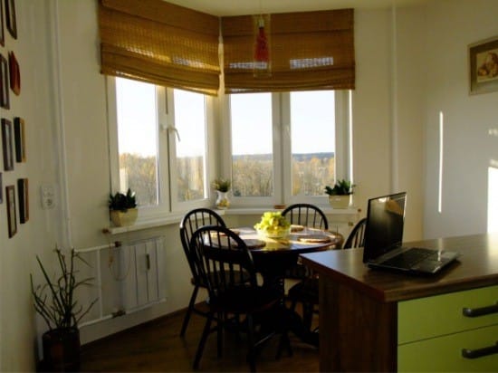 Bucătărie cu zonă de luat masa în fereastră
