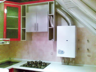 Gasvattenberedaren i köket begränsar avsevärt designalternativen för rummet, men det finns alltid en utväg